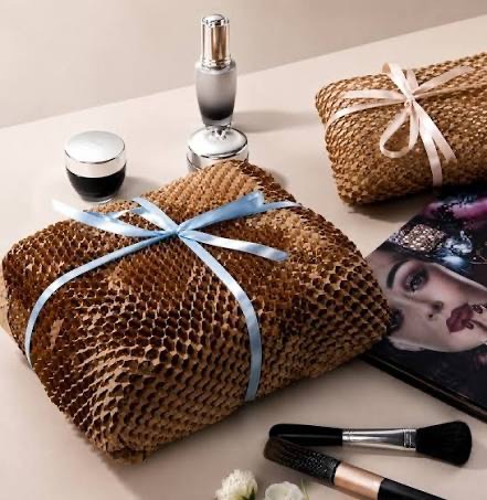 Cosmeticasets verpakt in honingraatpapier en afgewerkt met een lint