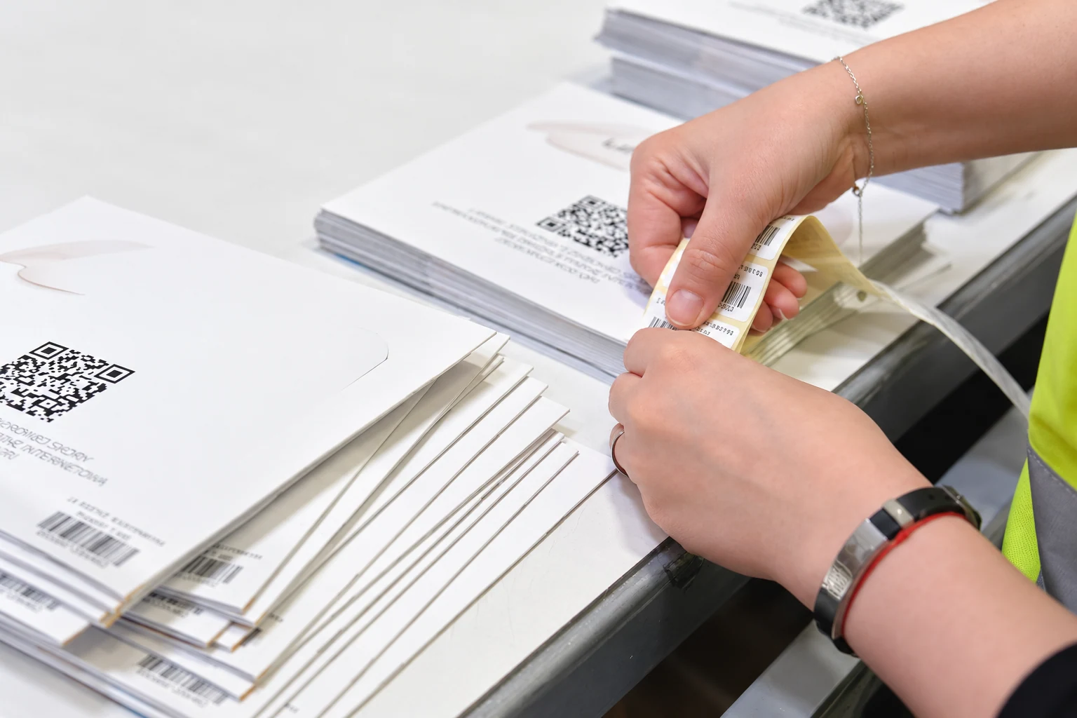 Ręczne etykietowanie opakowań w procesie co-packingu