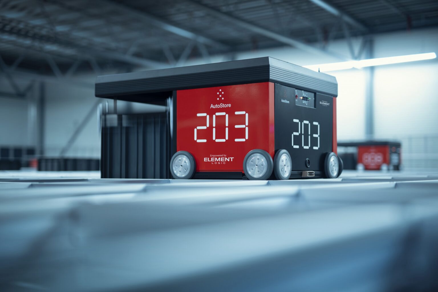 Roboty AutoStore pracujące w magazynie XBS Logistics