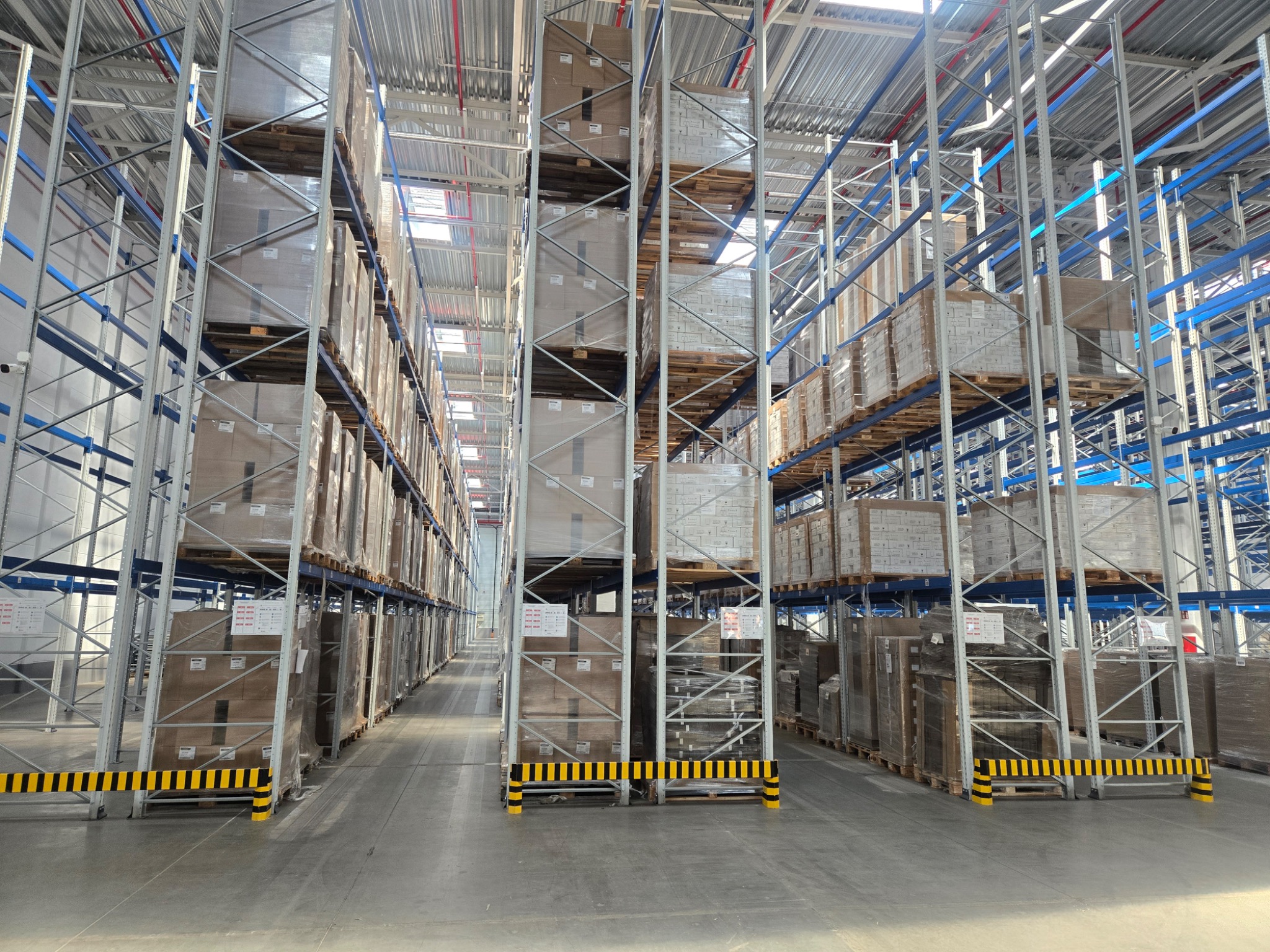 Regały wysokiego składowania w magazynie XBS Logistics