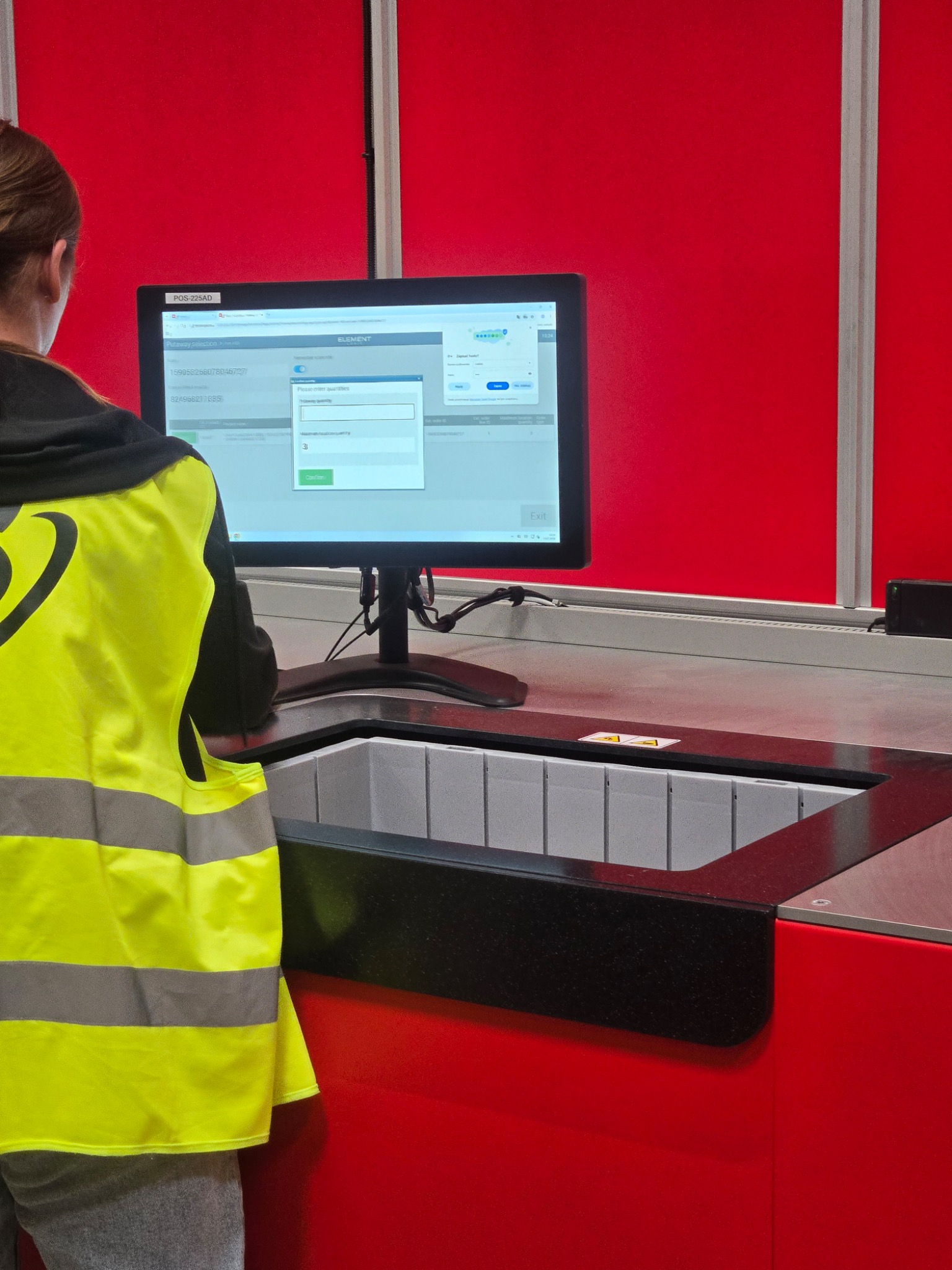 Praca przy stanowisku kompletacji AutoStore w XBS Logistics