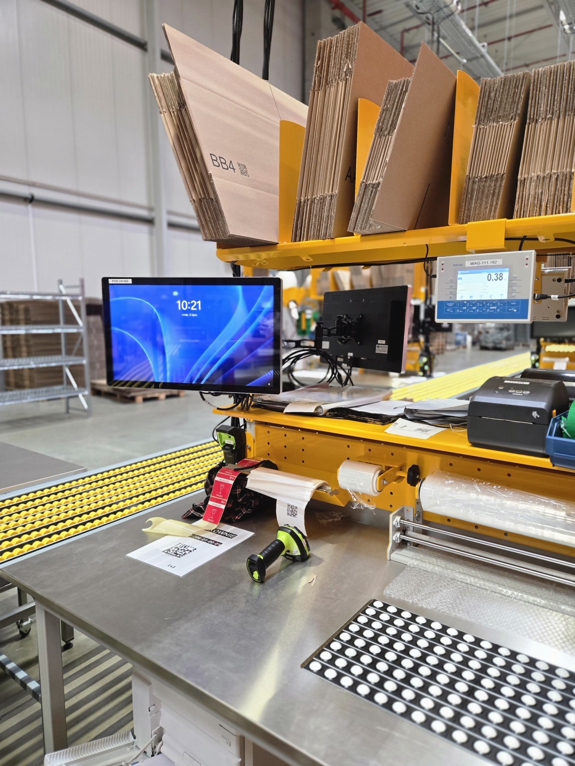 Stanowisko pakowania i przygotowania produktów w XBS Logistics