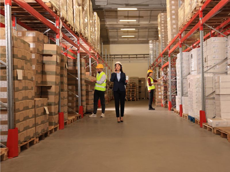Czym różni się centrum logistyczne od&nbsp;dystrybucyjnego?